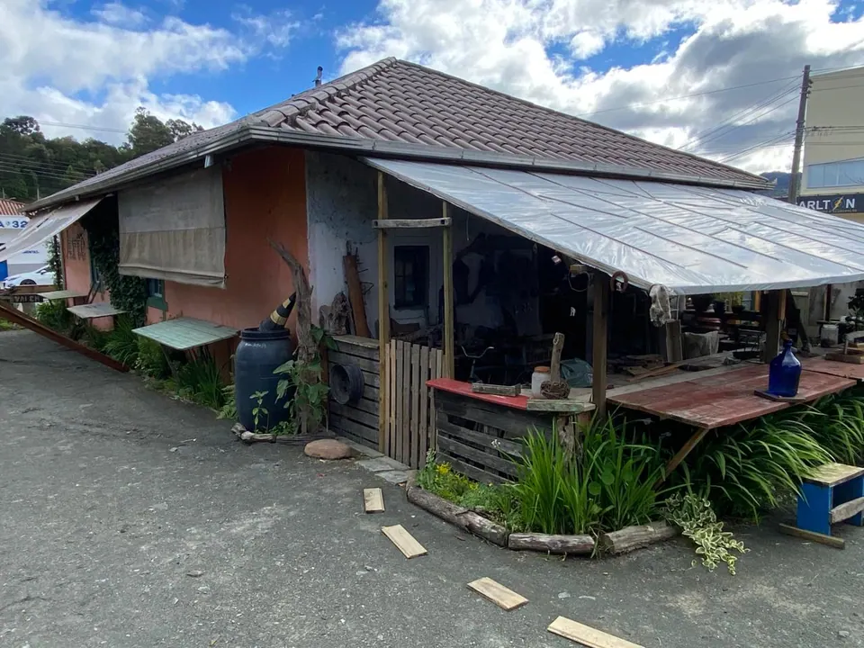 Varanda com toldo e peças expostas na lateral da loja